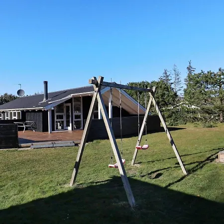 Three-bedroom Holiday In 32 *