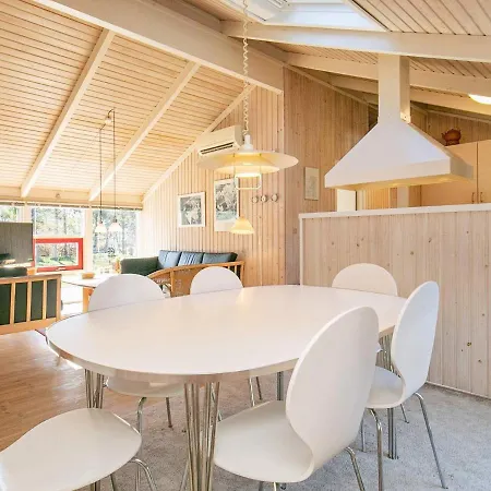 Three-bedroom Holiday In 32 *